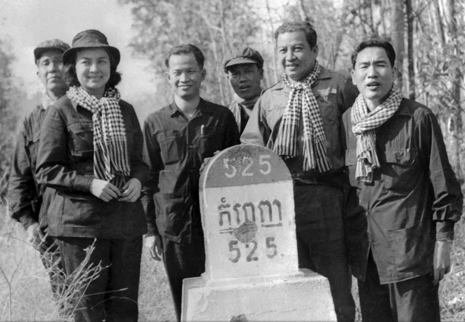 Description: King Sihanouk and Queen Monineath posing with kramas<