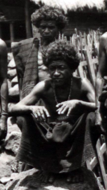 Description: Elder from Lewoloba wearing a senai méa