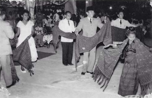Description: President Sukarno with Lio dancers in Ende