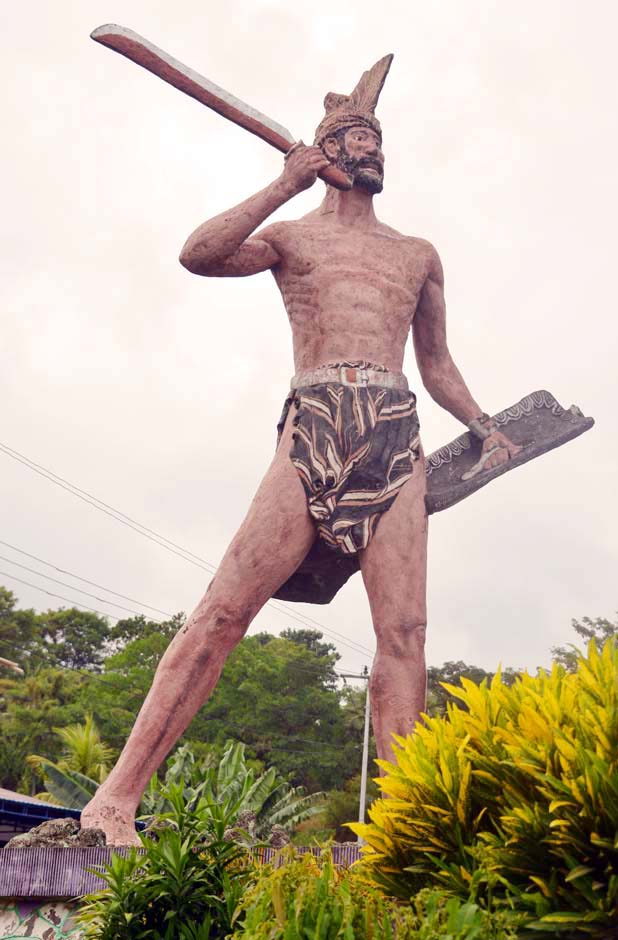 Description: The statue of Mari Longa at Wolowona