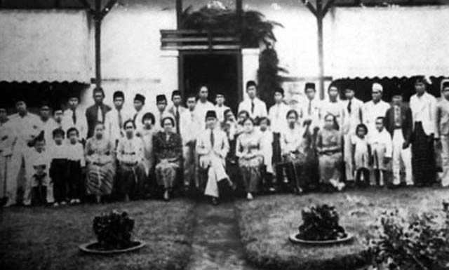 Description: Sukarno and friends in Ende