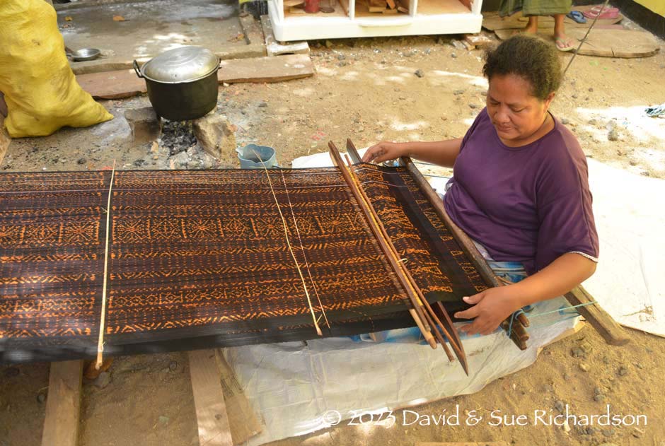 Description: A woman weaving a lawo nepa te'a in kampong Aemboi