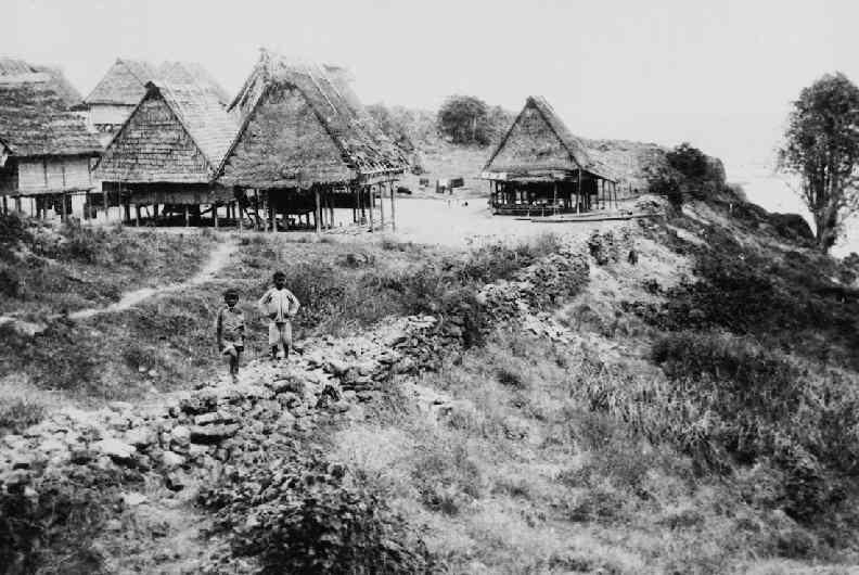 Description: Kampong Omtufu on Yamdena around 1920