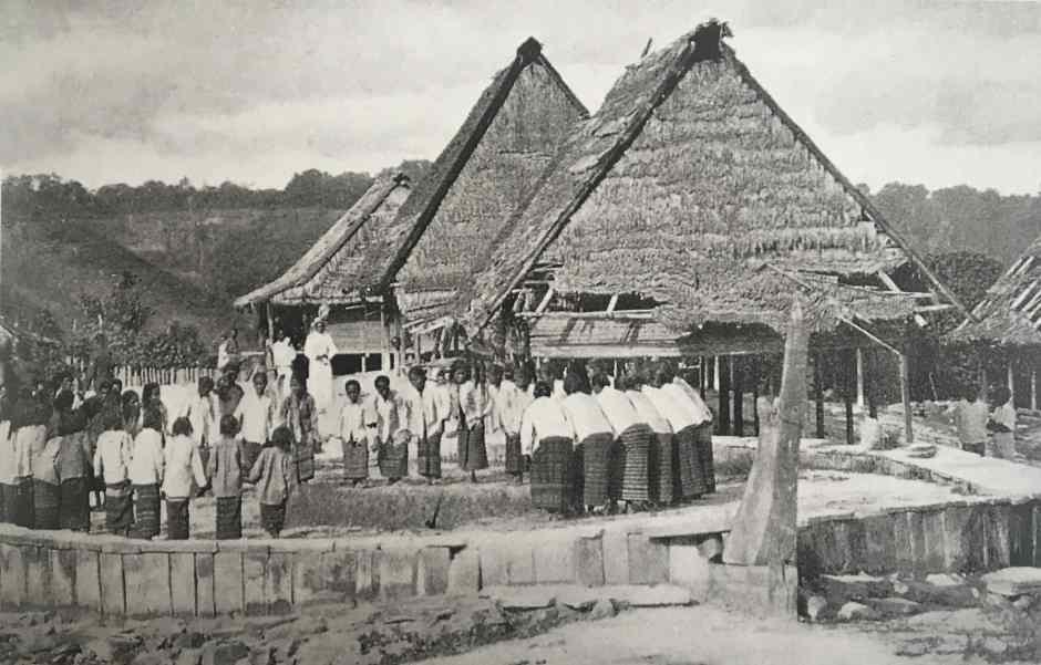Description: Women dancing on a stone boat in Arui-Bab