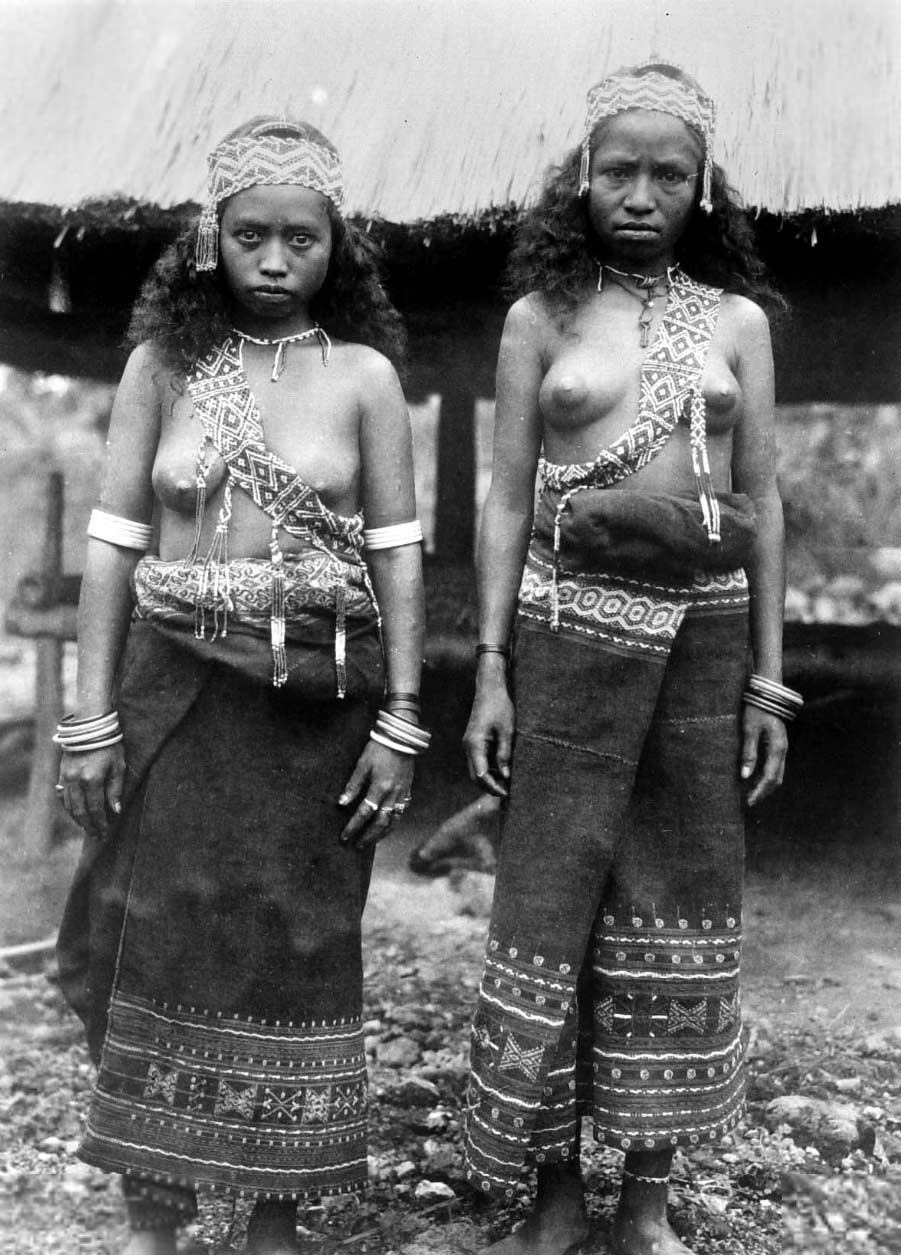 Description: Apàn and Bikělà, two young daughters of the chief of Worbain, in dance jewellery