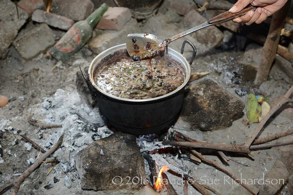 Description: Boiling roasted tamarind seeds at Bungamuda