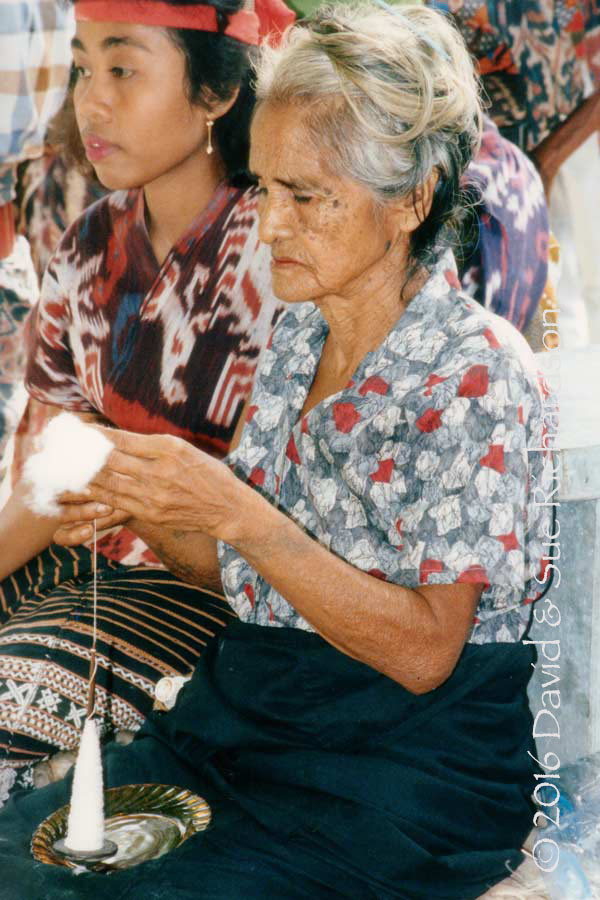 Description: Hand spinning cotton yarn at Marumata 