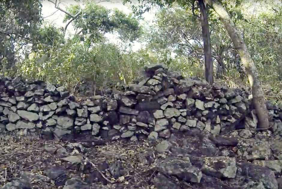 Description: Remains of the old village of Manheri