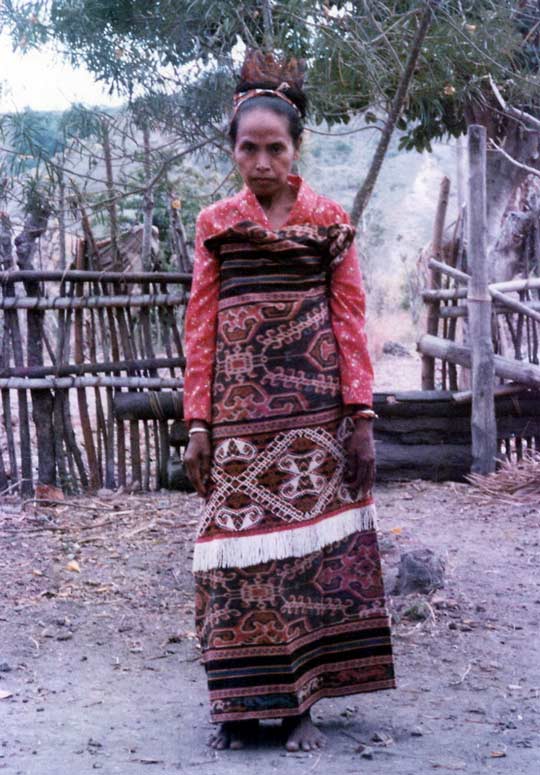 Description: A woman from the noble Palai Malamba clan wearing a lau pahikung hiamba ngerri