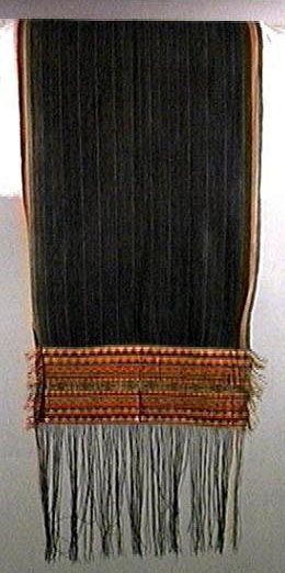 Description: A traditional indigo-dyed ruhu bànggi
