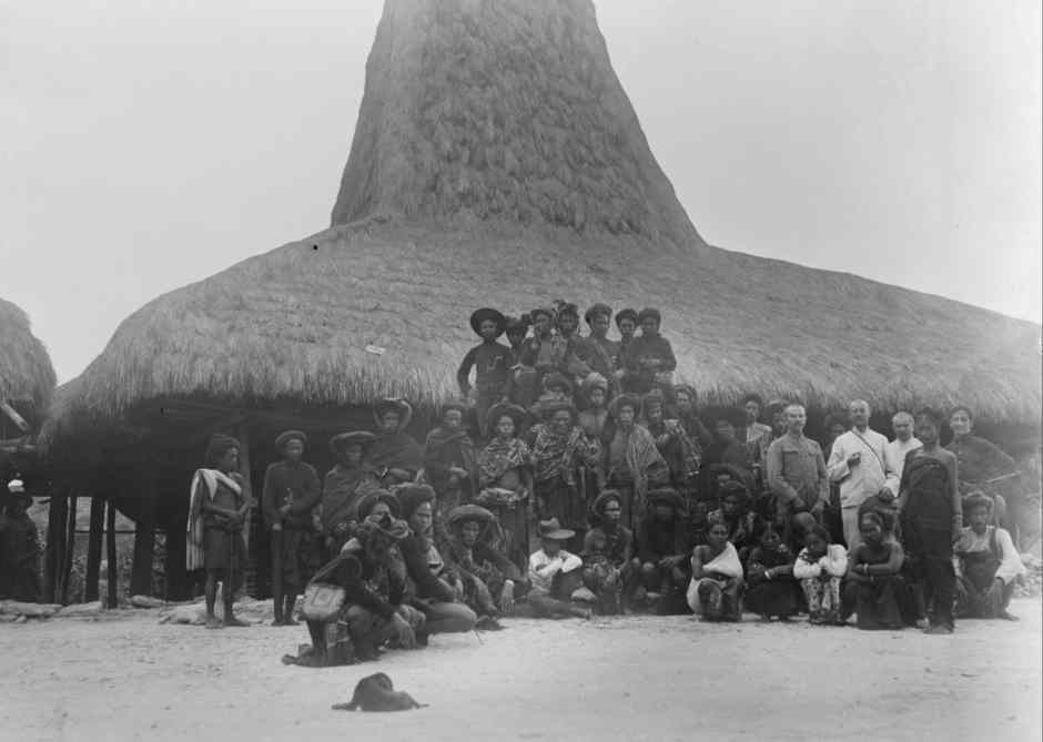 Description: Sumba chiefs at Karuni in Laura