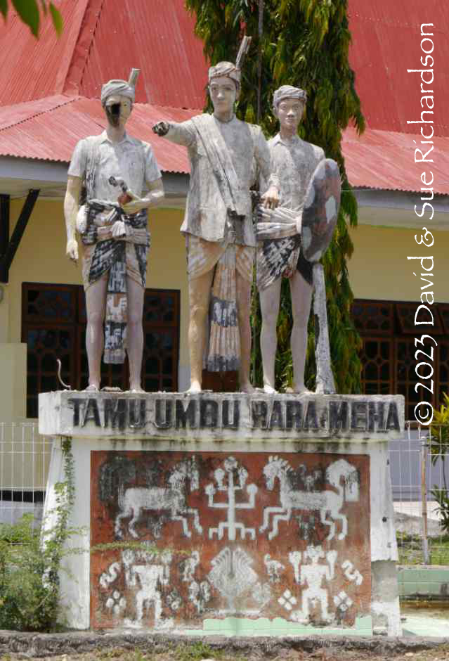 Description: The statue of Tamu Umbu Rara Meha in Waingapu