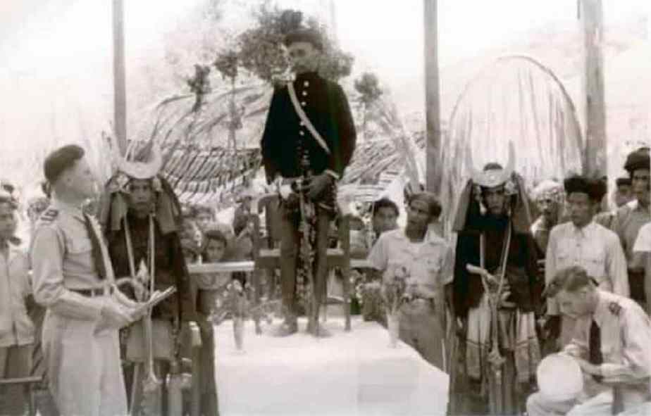 Description: The Raja of Rindi, Umbu Hapu Hambandina, with Dutch officers
