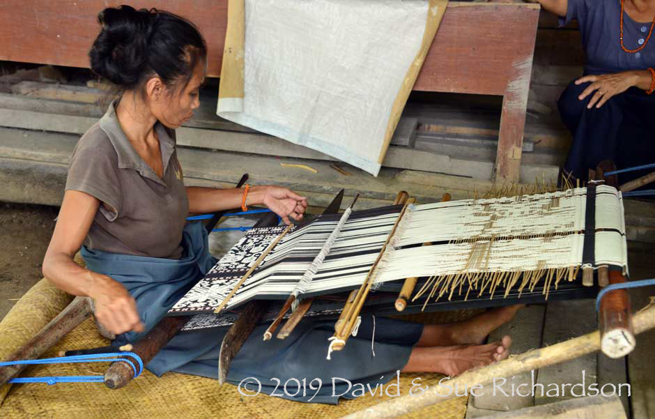Description: Weaving pahikung in East Sumba