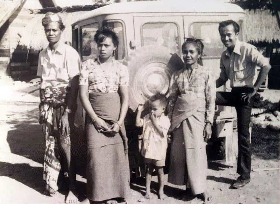 Description: Rambu Dai Ata Luda next to the family vehicle