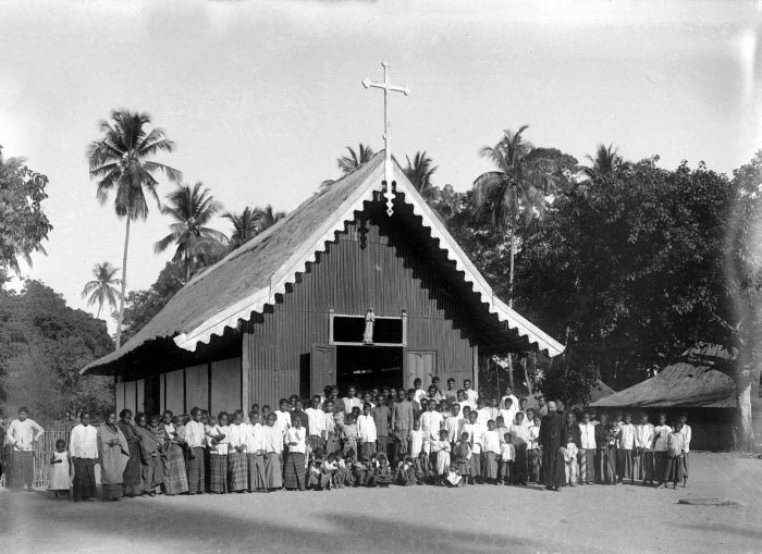 Description: Pastor J. van der Loo with his congregation at the Roman Catholic Church in Konga