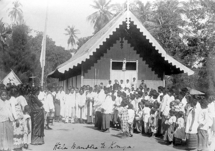 Description: Raising the Flag of the Rosary in front of the Catholic Church in Konga