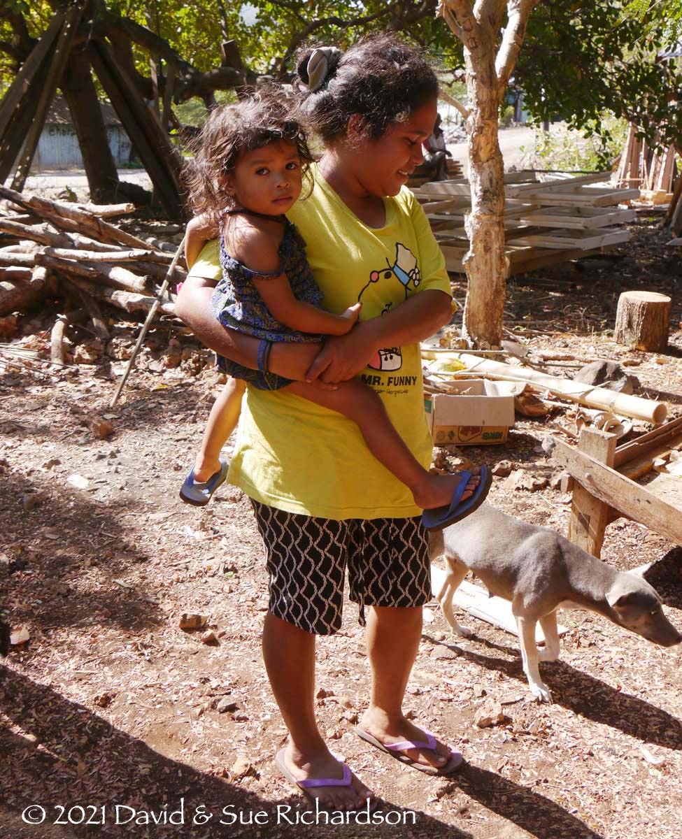 Description: A woman with her daughter in kampong Lato