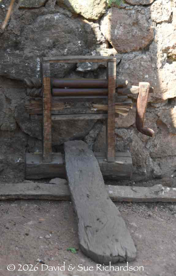 Description: An old béa or malok hand-operated gin