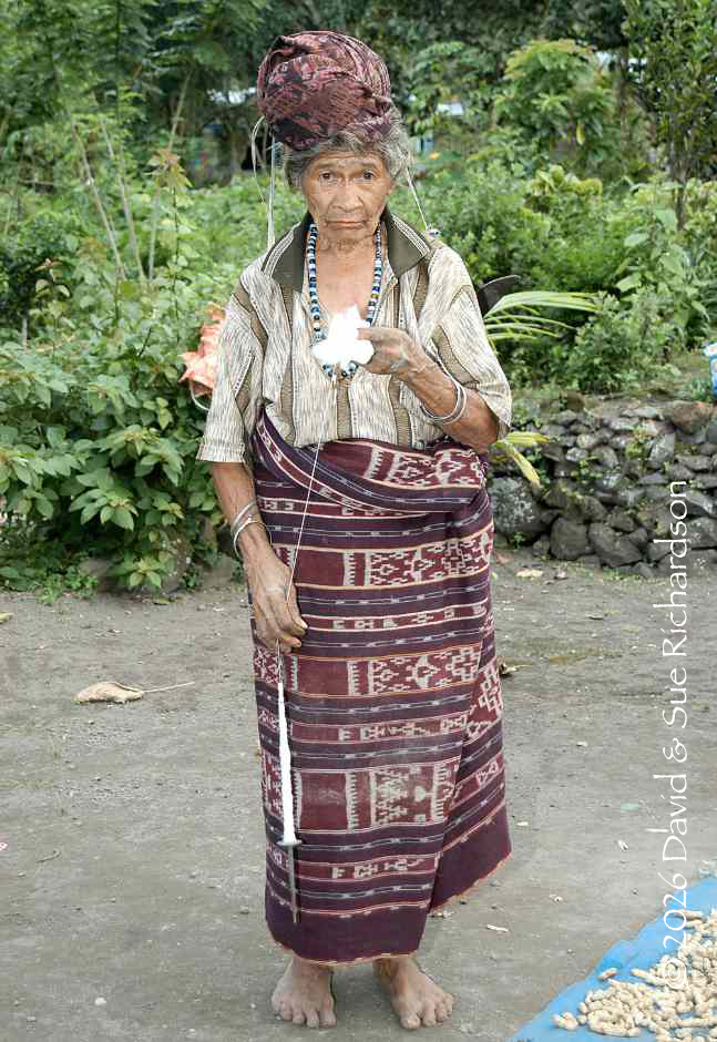 Description: An elderly lady drop spinning in Lerek