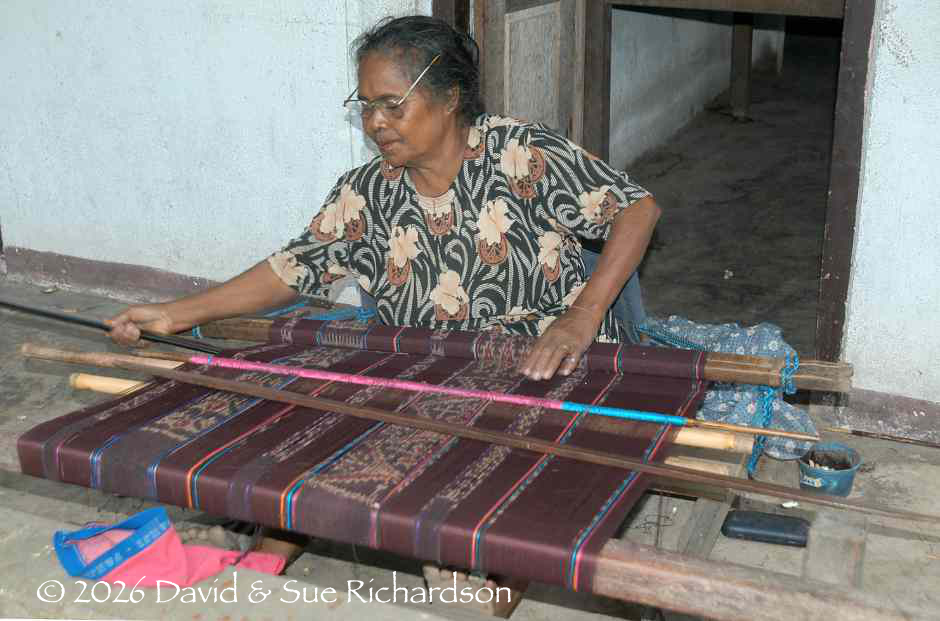 Description: Alberta Jaga Watun with her foot-braced loom