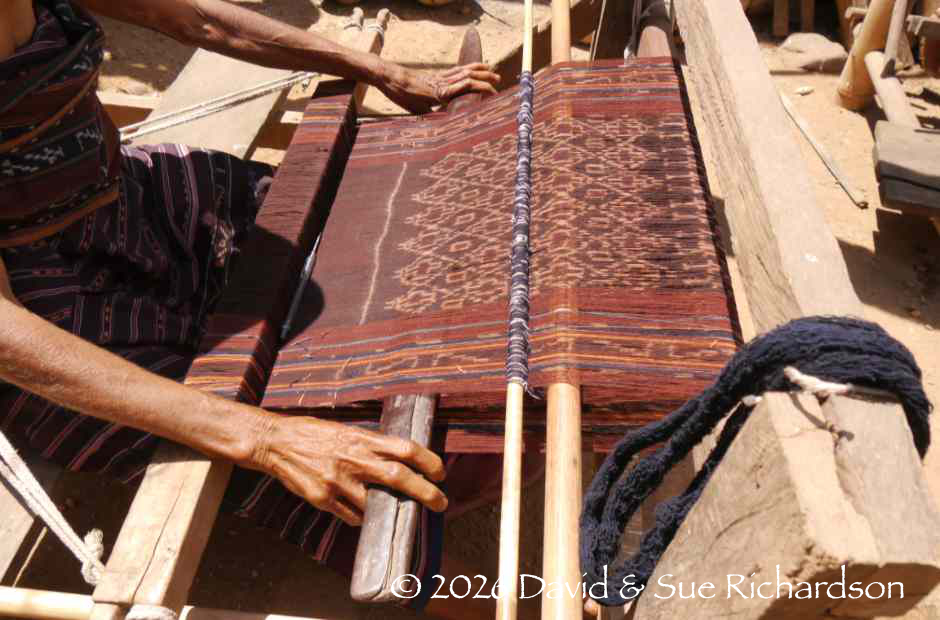 Description: Weaving the central panel of a three-panel sarong