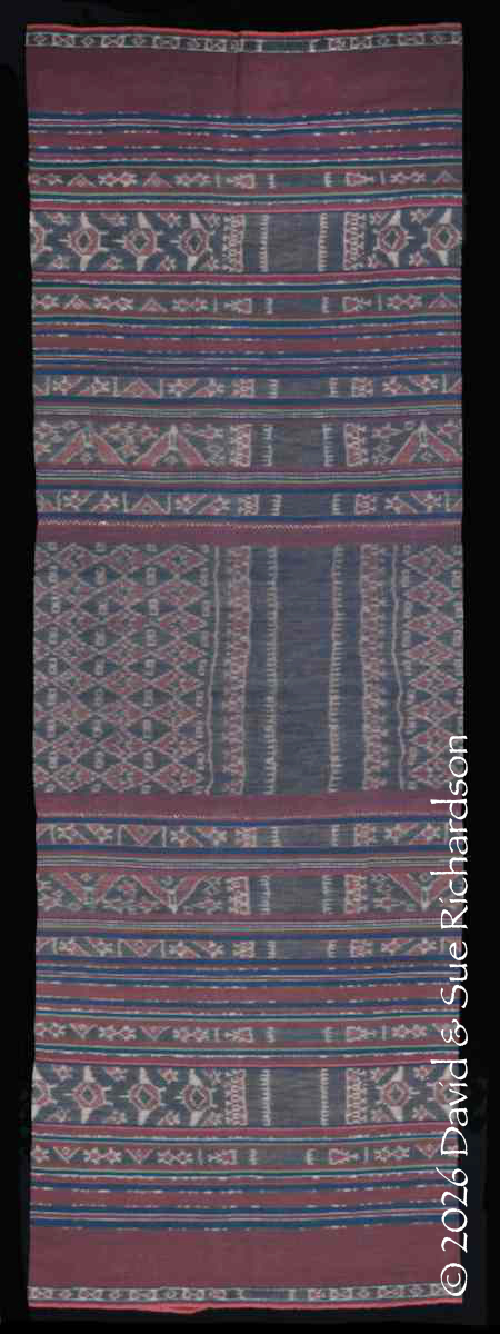 Description: A petak harén nai telu with diamonds enclosing small manta rays