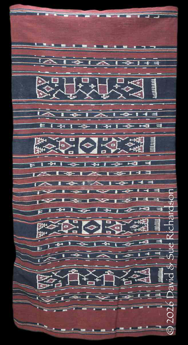 Description: A synthetically dyed <em>petak alé