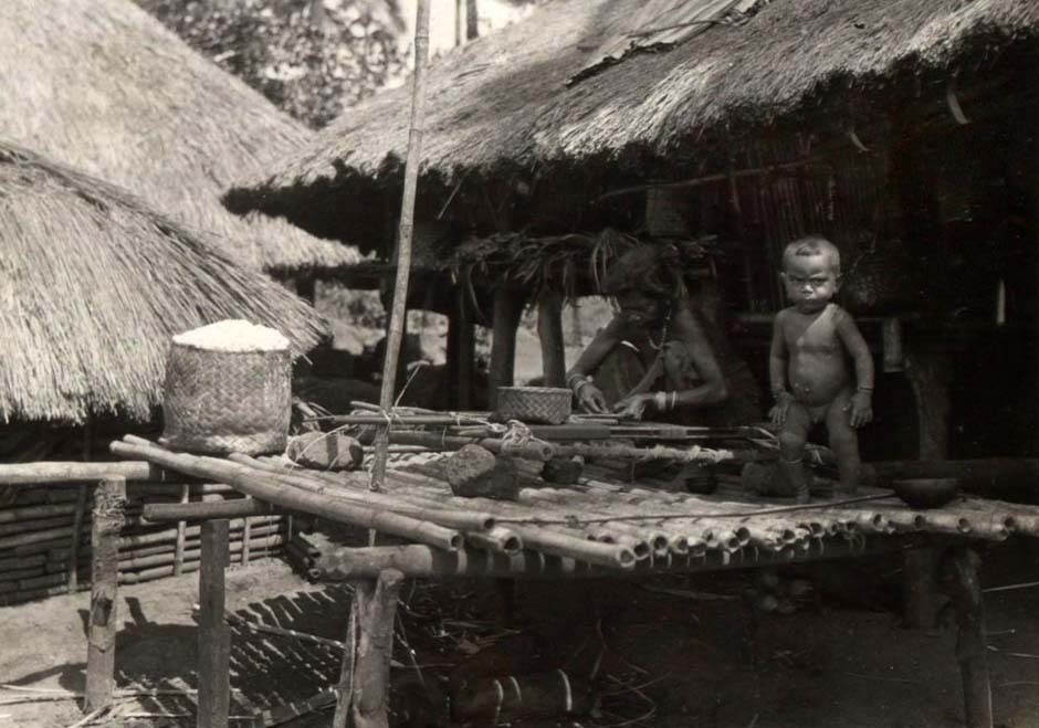 Description: Binding yarns in Lewoloba