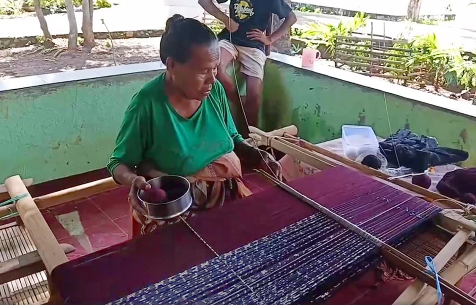 Description: Warping up synthetically dyed yarns in Lewoloba