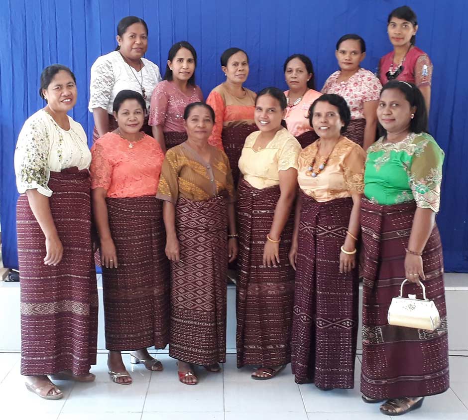 Description: Women of Wailolong in ceremonial costume