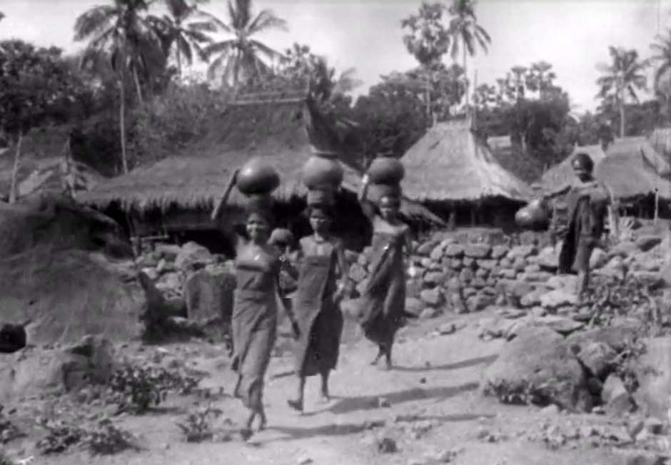 Description: Women and girls wearing simple kewatek miten