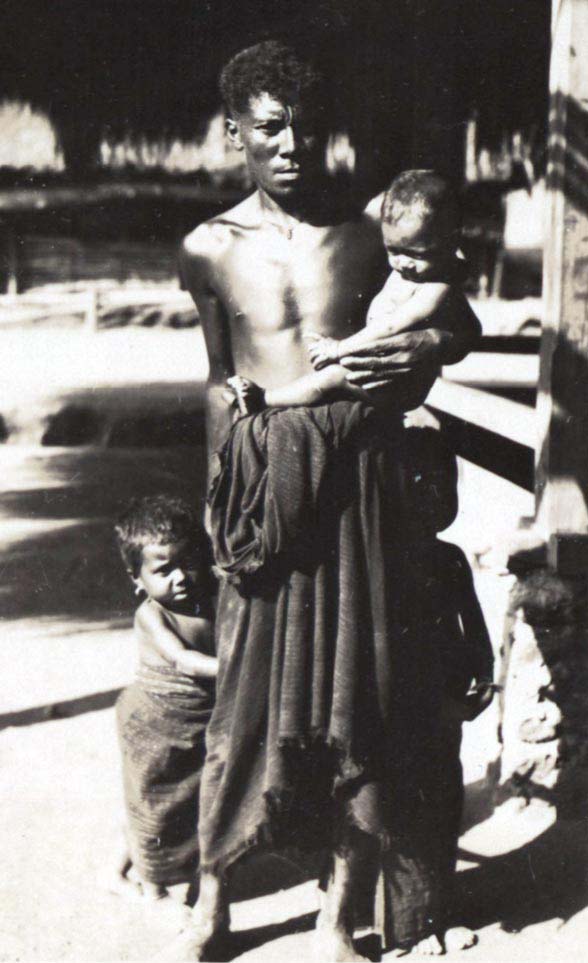 Description: Man wearing a senai miten