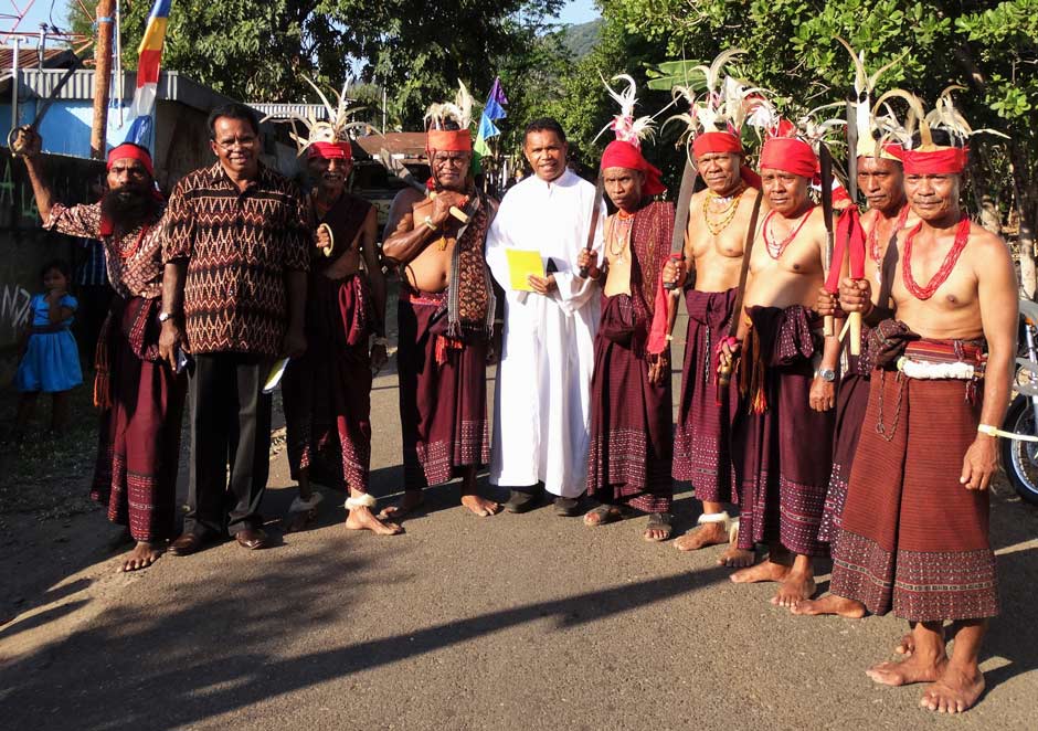 Description: Dancers from Lewoloba with the parish priest of Riang Kemie