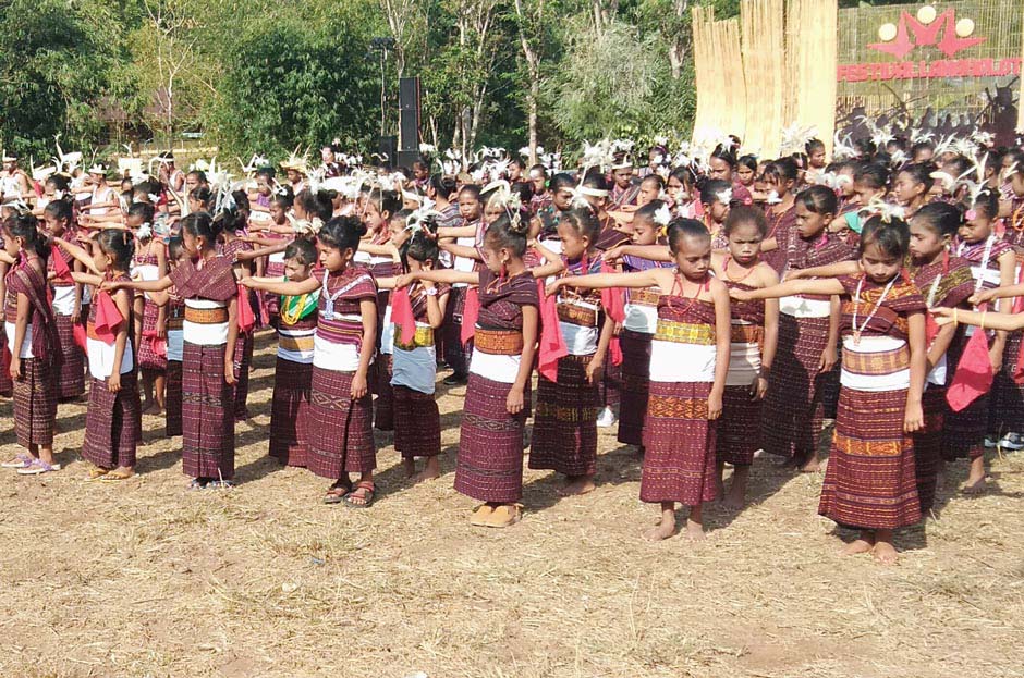 Description: Baipito dancers at the 2019 Lamaholot Arts and Culture Festival