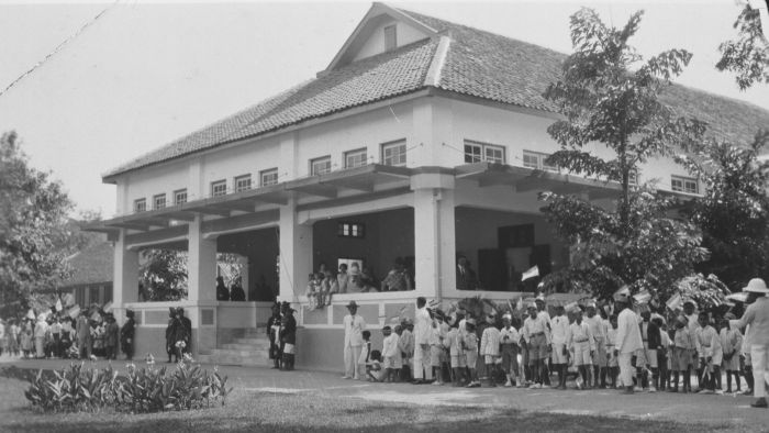 Description: Celebrating a holiday in Ende during the 1930s