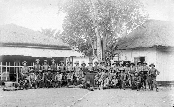 Description: Armed militia at Ende in 1934