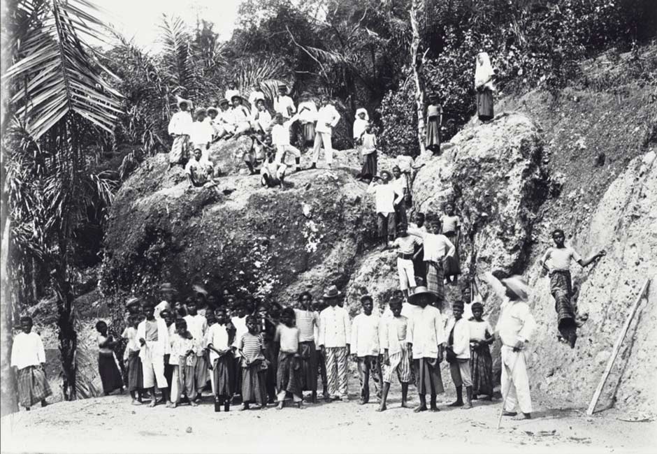 Description: A boulder blocking the planned route of the Flores Way