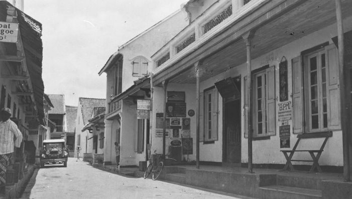 Description: Vehicle on a commercial street in Ende in 1938