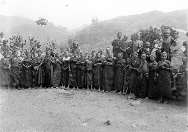 Description: Lio women in kampong Roga