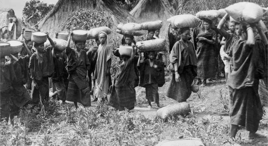 Descripton: A group of east Lio women carrying rice to the local market