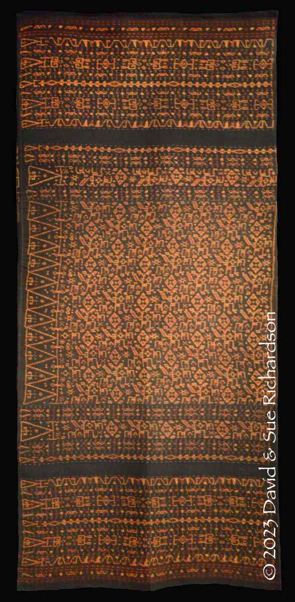 Description: A lawo wenda jara nggaja woven by Veronika Riri (Mama Riri) in 1999