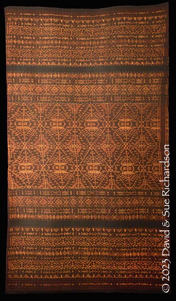 Description: A short lawo kapa ria woven by Anastasia Bhoa (Mama Anas) in 2006