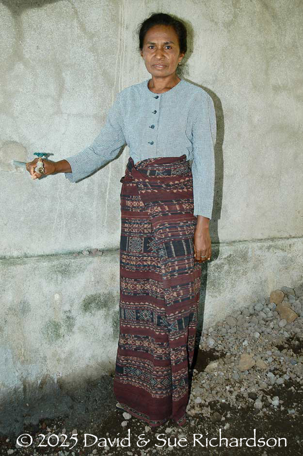 Description: Mama Agnes wearing the wate nai pa